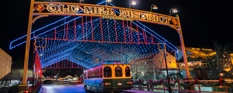 Winter Tour of Lights by Trolley and Car in Gatlinburg & Pigeon Forge