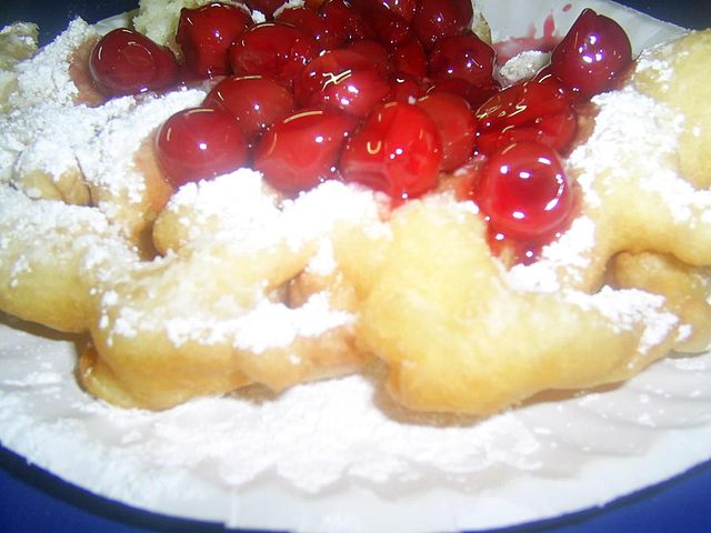 640px-Closeup_on_all_American_cherry_funnel_cake