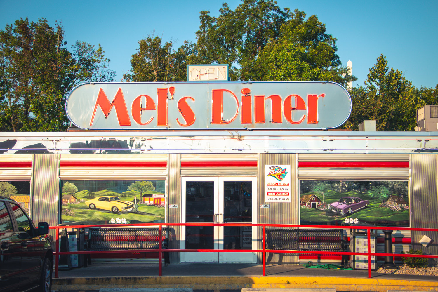 Mel's Classic Diner in Pigeon Forge: Back to the Fifties